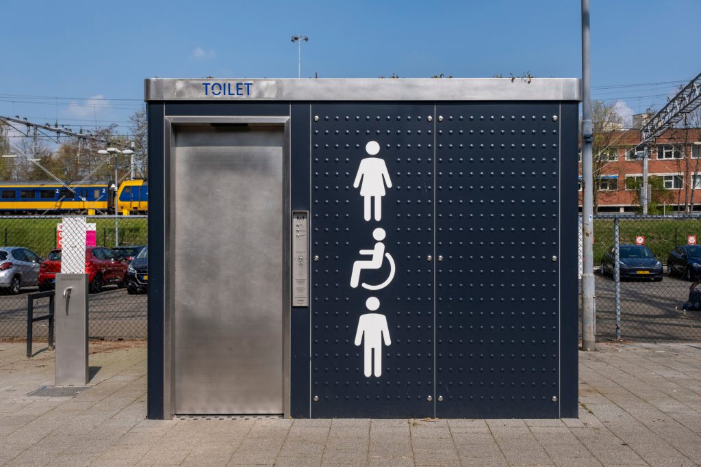 欧洲一排公共厕所的正面