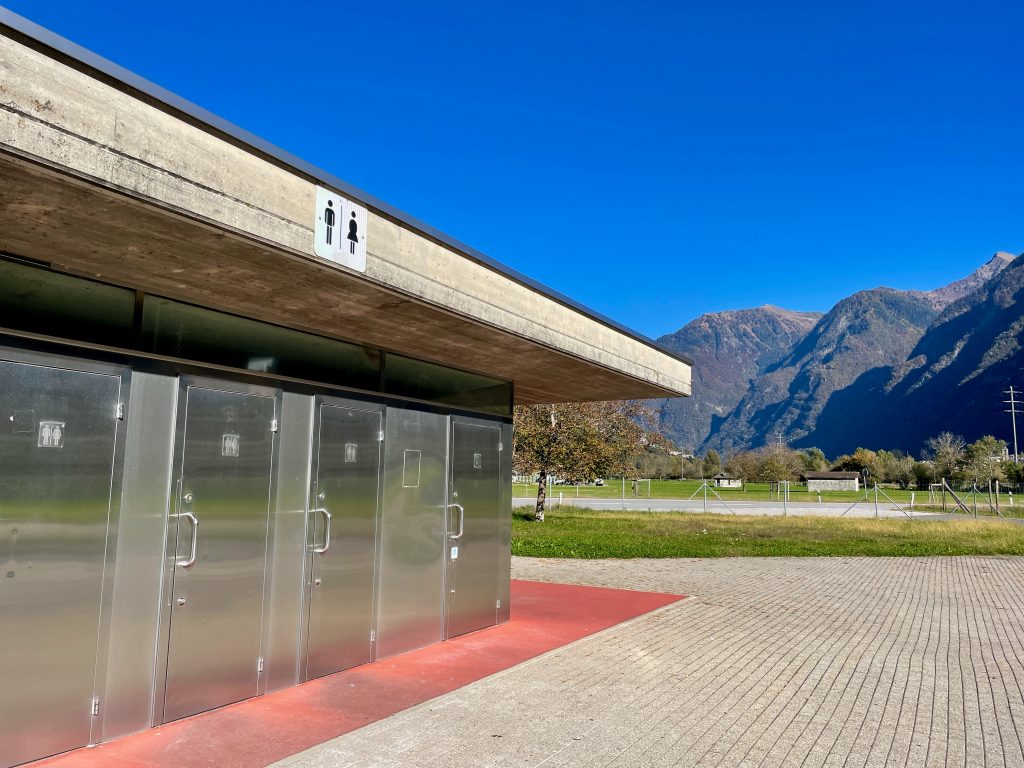 瑞士高速公路旁的欧洲公共厕所