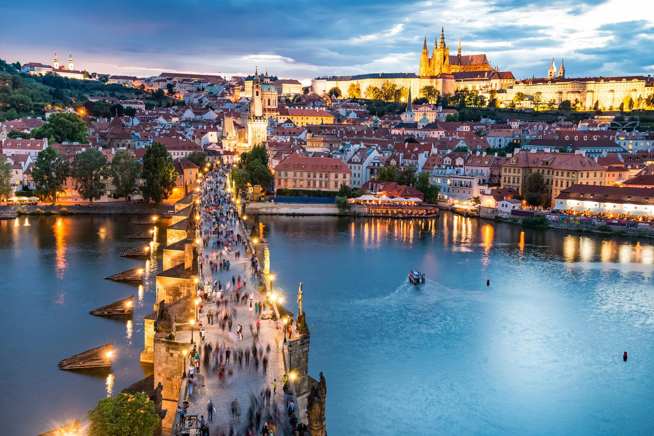 查尔斯河上的日落，背景是布拉格城堡，布拉格是欧洲最浪漫的城市之一