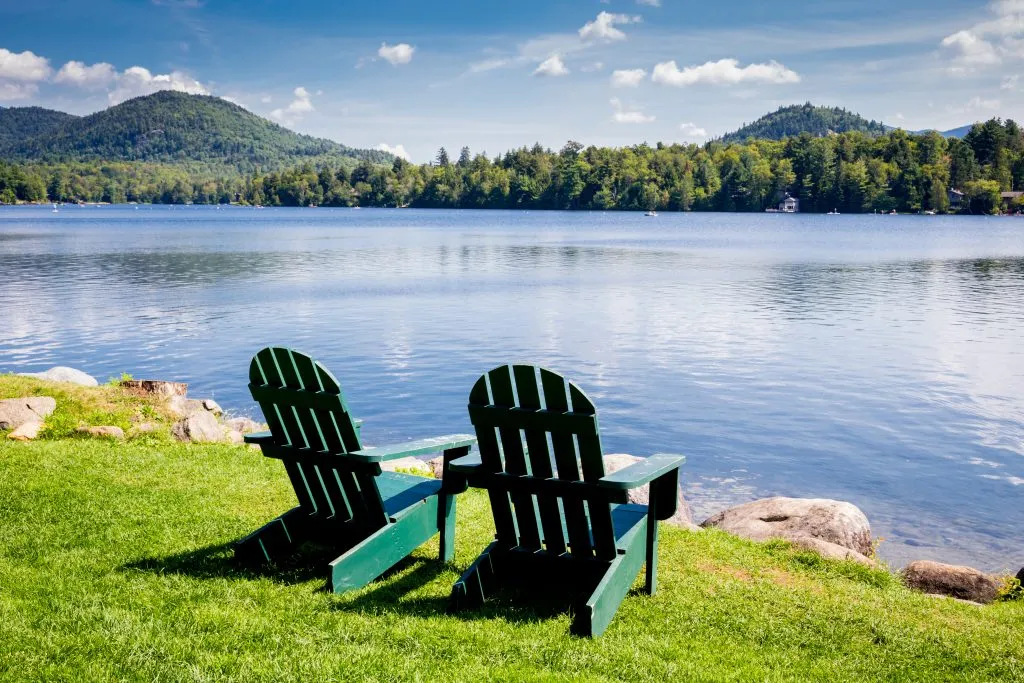 两张在普莱西德湖畔的躺椅，一个凉爽的美国夏日假期