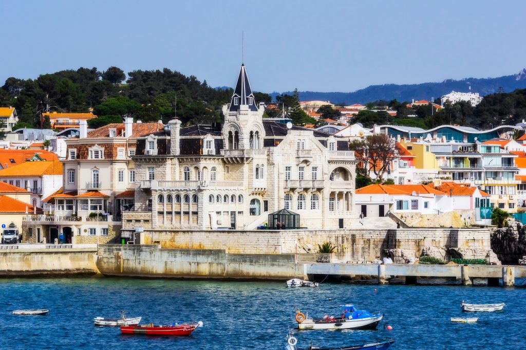 从水上看estoril葡萄牙，前景中有渔船