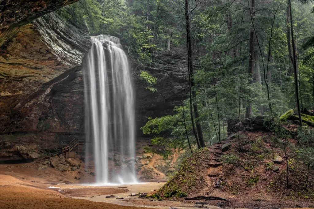 瀑布在俄亥俄州的霍金山，一个有趣的美国暑假旅游目的地必威体育官方登录