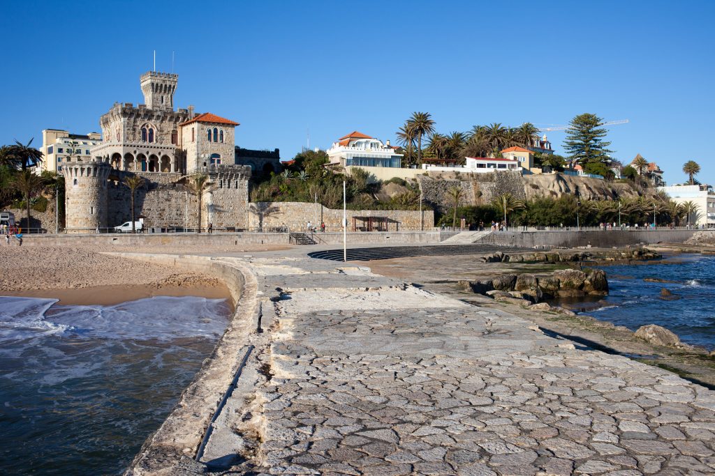 从走廊进入水中的埃斯托里尔葡萄牙与城堡的背景