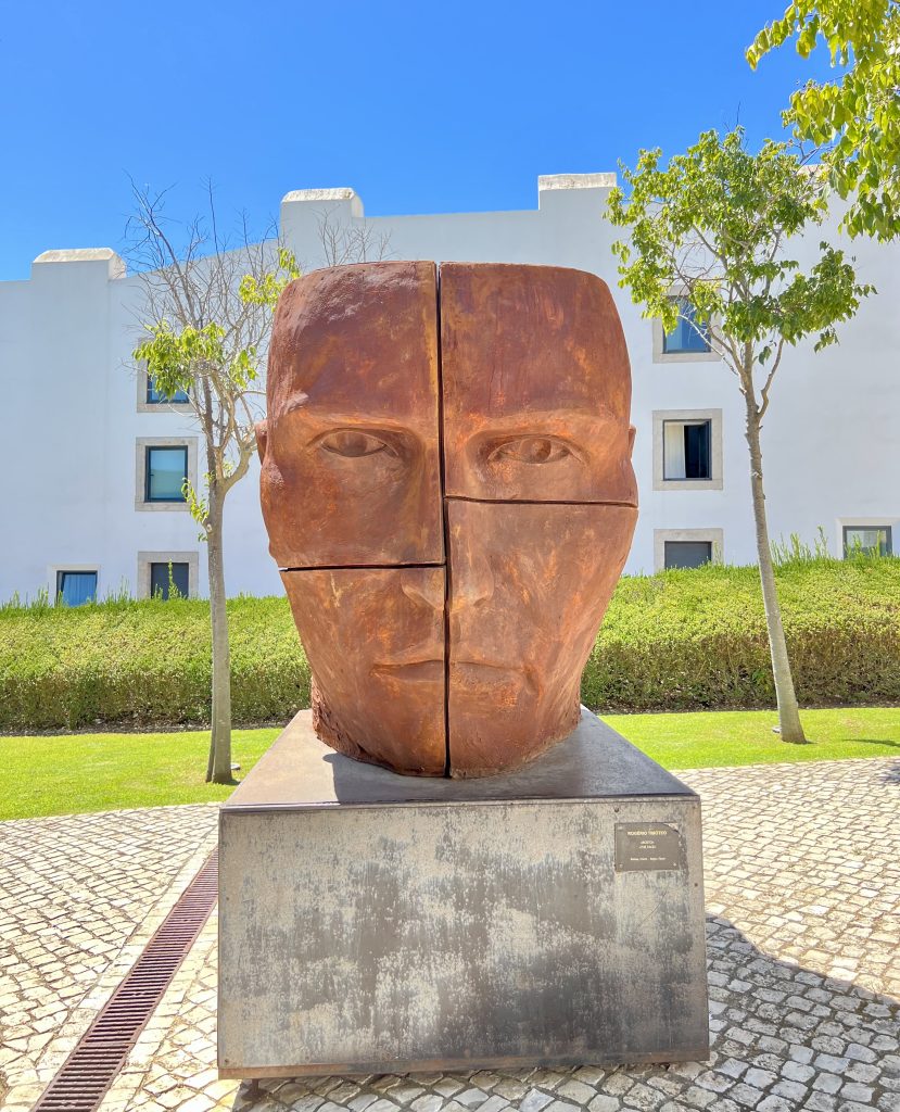 在卡斯凯伊斯城堡艺术区户外展示的大型青铜脸雕像，就像在里斯本到卡斯凯伊斯一日游中看到的那样