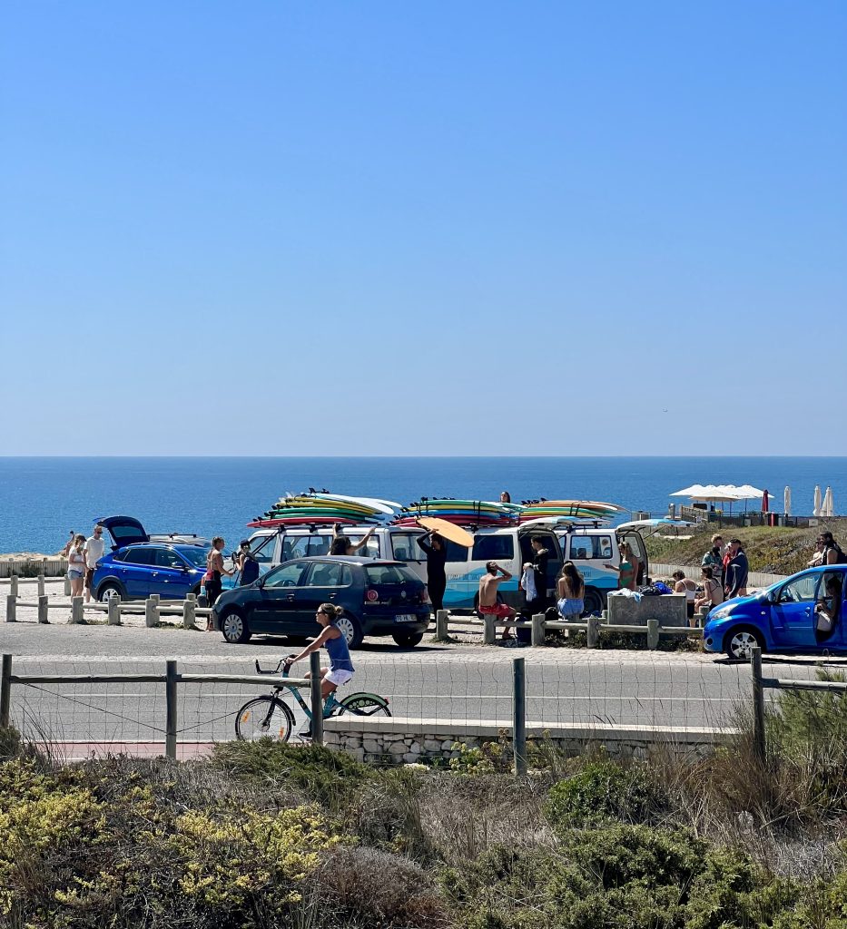 在里斯本附近卡斯凯伊斯最好的冲浪海滩之一的praia do guincho附近，载着冲浪板的汽车和自行车
