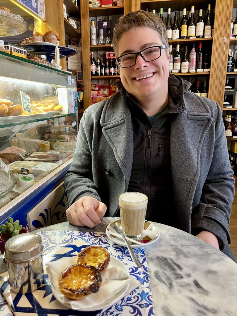 Jeremy storm在波尔图的蒙马特咖啡馆里喝了一份格拉奥和一份法国辣酱