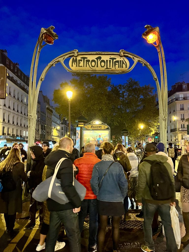 一群人在夜晚走进巴黎的安弗斯地铁站