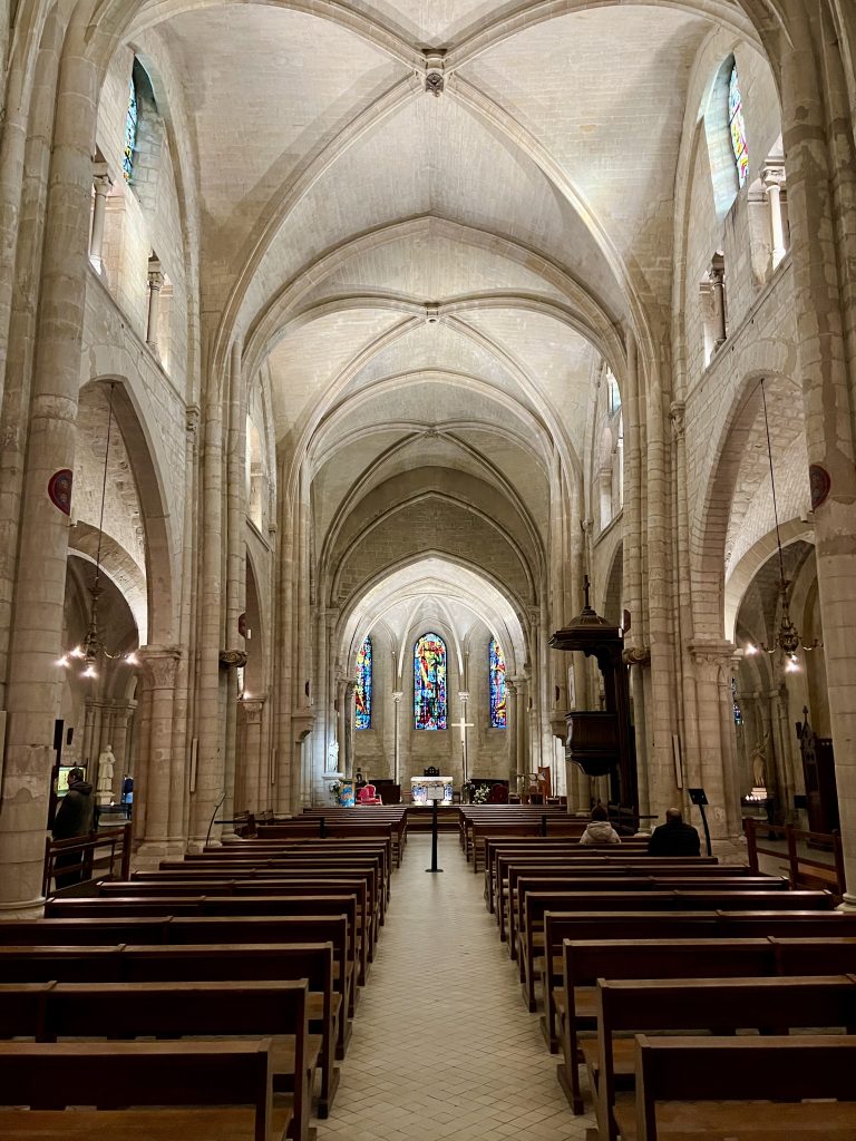 圣皮埃尔蒙马特教堂内部巴黎第二古老的教堂