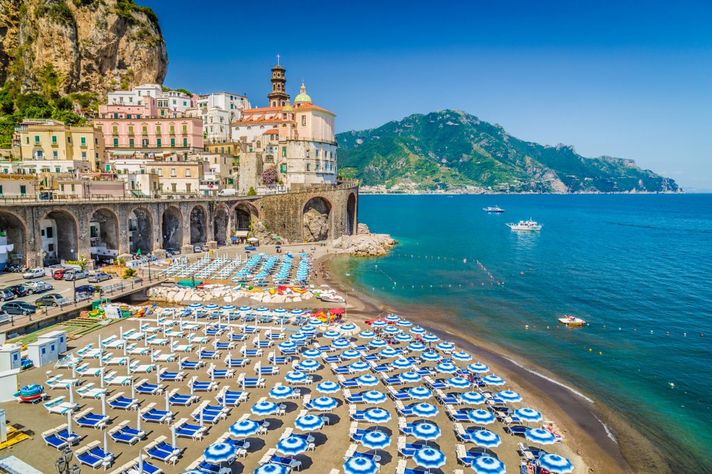 在阿马尔菲海岸的意大利丽都海滩俱乐部，配套的彩色雨伞