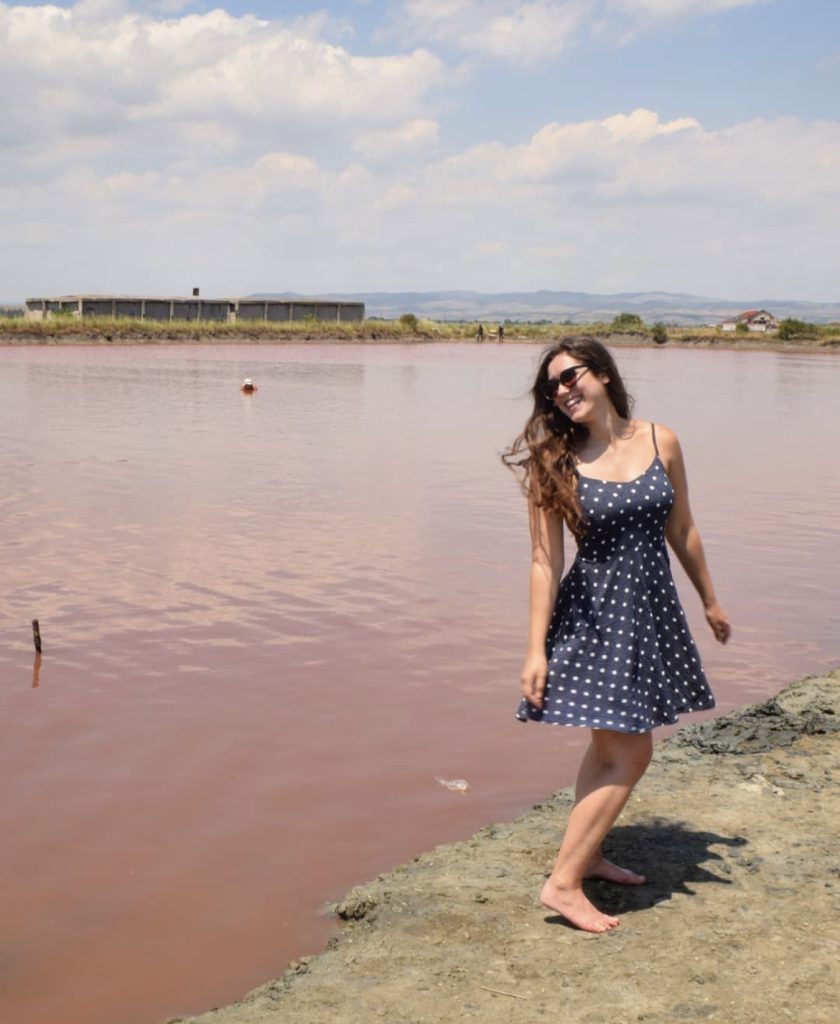 在保加利亚布尔加斯，凯特在一个粉红色的湖前风暴