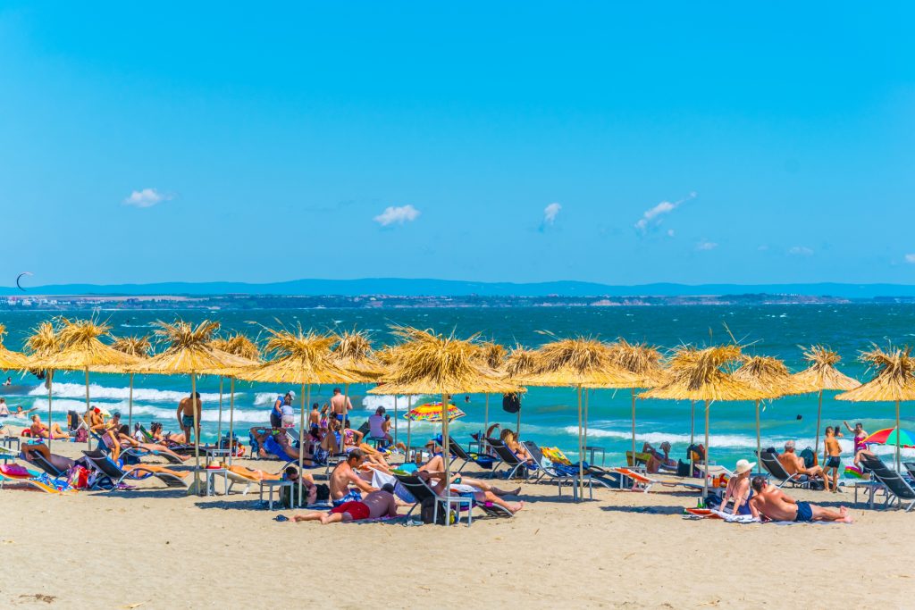 保加利亚布尔加斯，欧洲最好的海滨城市之一，海滩上挤满了游客和雨伞