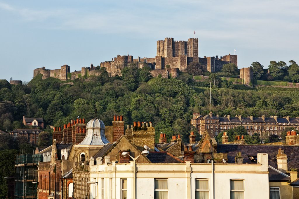 在英国多佛，矗立在城市屋顶上的城堡