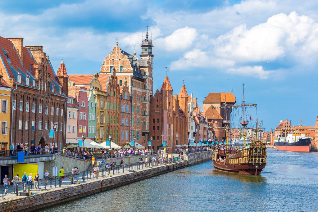 波兰格但斯克的水上历史中心，水上有一艘高大的船，是欧洲最好的海滨城市之一