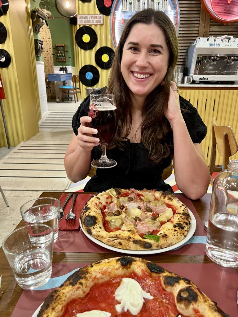 在意大利，凯特手持啤酒，大吃意大利传统披萨