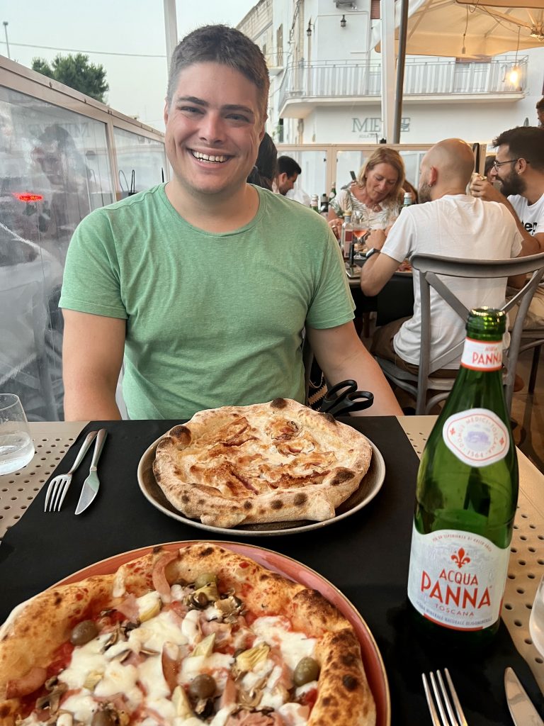 杰里米吃意大利披萨的时候，前面有两个意大利披萨