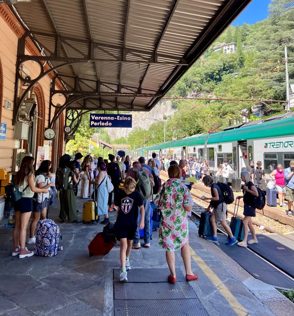 拥挤的火车站台，从意大利米兰到科莫湖一日游的一站