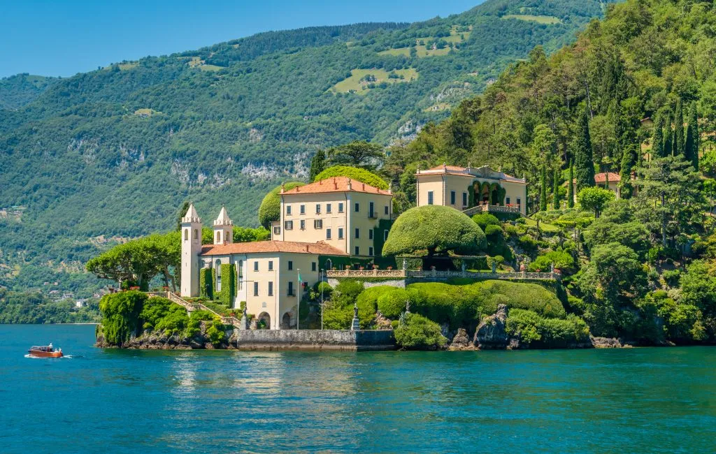 从水面上看，Villa del balbianello是科莫湖一天内游览的最佳地点之一