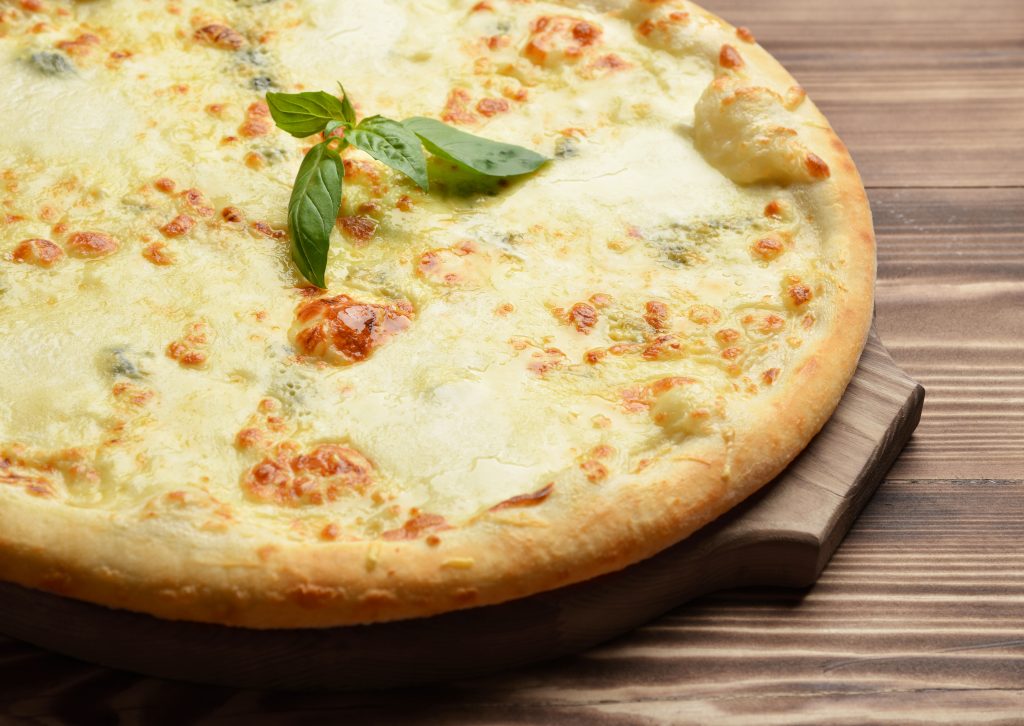 从侧面看，quattro formaggi披萨，意大利传统的披萨之一