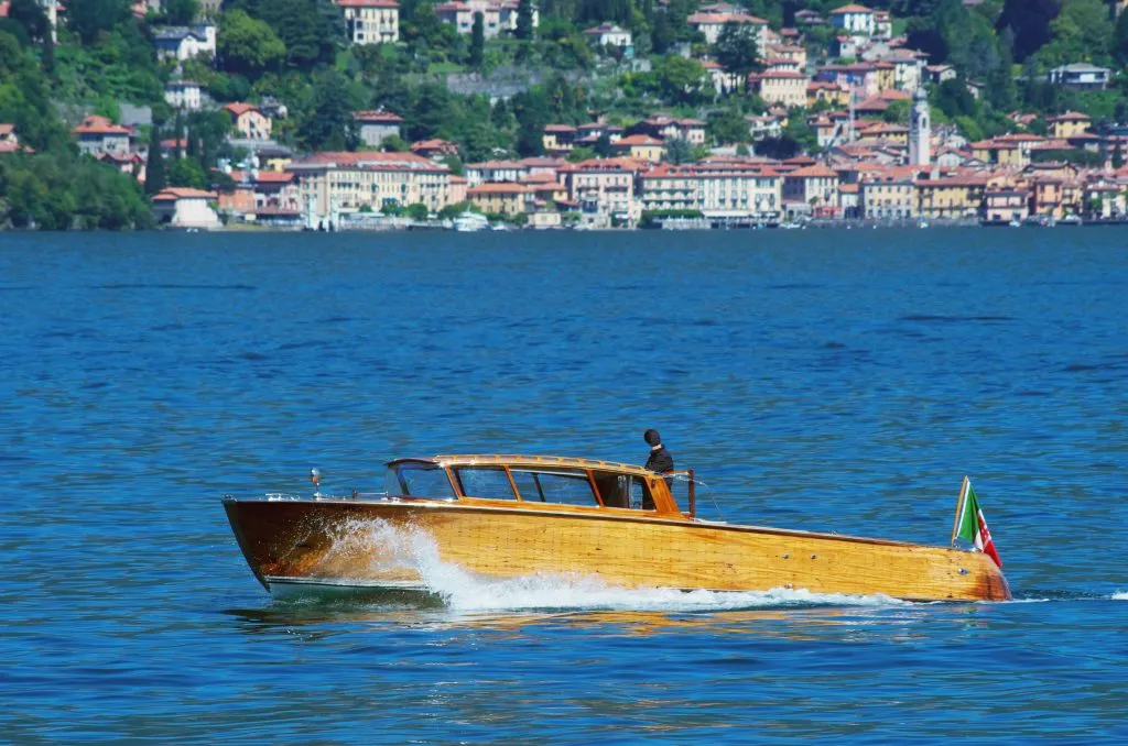 木制快艇巡游科莫湖，从米兰到科莫湖一日游的一个有趣的补充