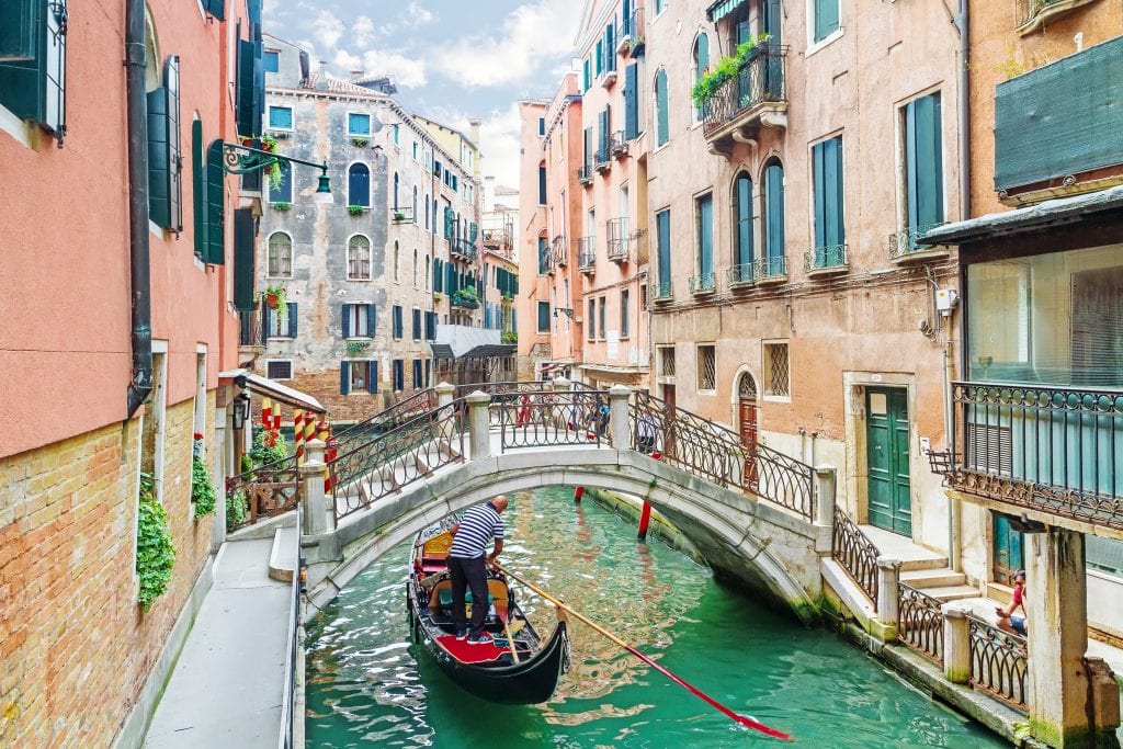 威尼斯运河，贡多拉从桥下经过。关于意大利威尼斯的一个有趣的事实是，现在的贡多拉比过去少得多
